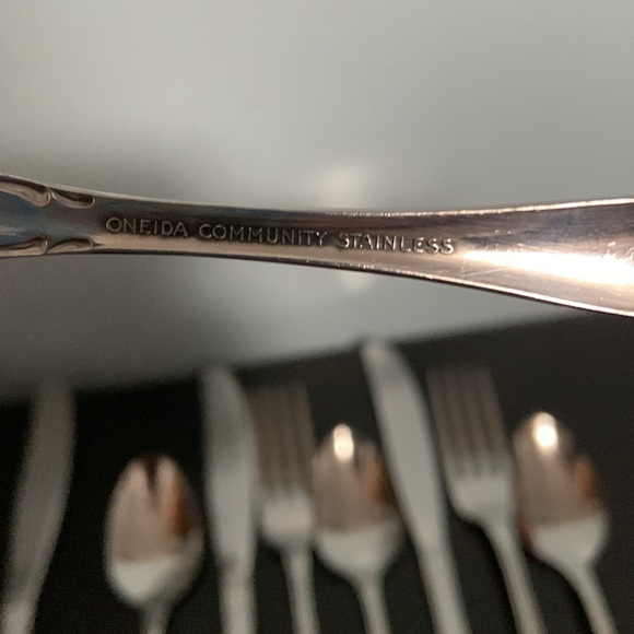 Oneida Community Stainless ‘Chatelaine’ Flatware Group - Picture 4 of 4